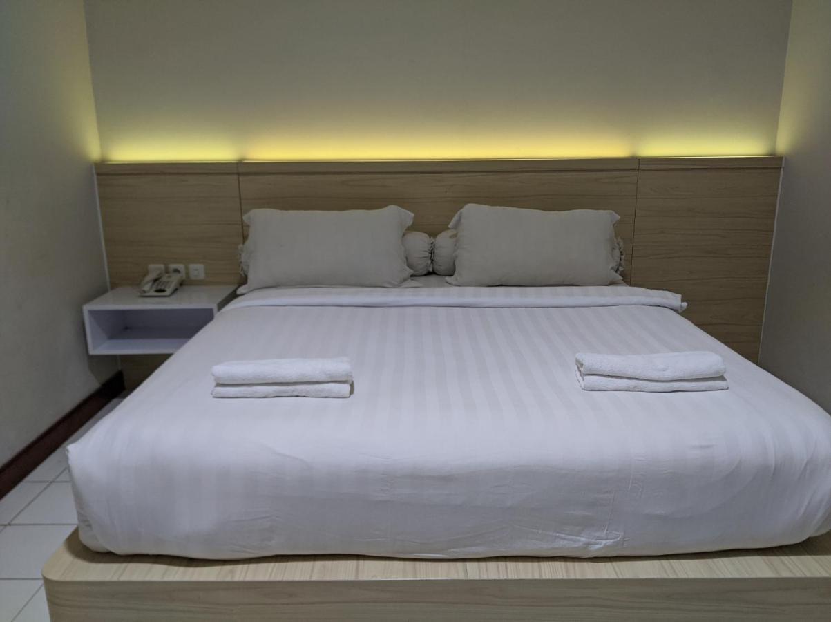 Twin Star Hotel Surakarta  Exterior photo